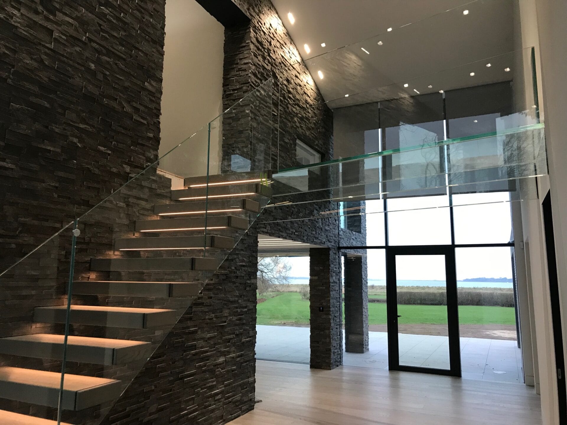 Floating Stairs Design UK | Cantilever Staircases Systems - Paradigm ...
